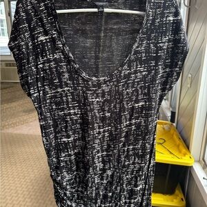 Ann Taylor Black and White Abstract Short Sleeve Tee